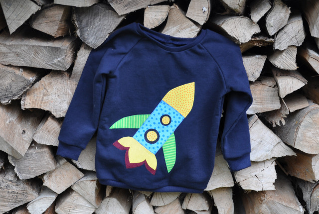 Raketenshirt-Holzstapel